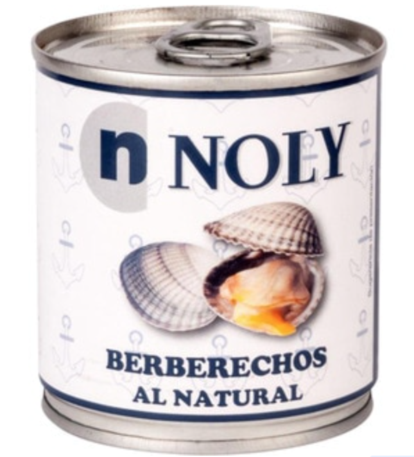 Ensalada de espinacas, aguacate y huevo y berberechos en conserva.